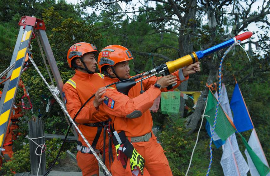 發(fā)射拋投器 。西繞拉翁攝