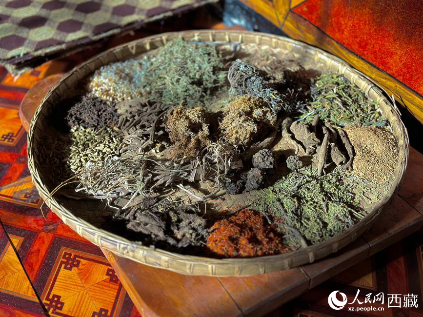 制作藏香的草本原料。人民網(wǎng)記者 次仁羅布攝