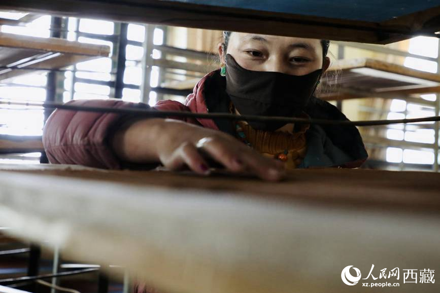 晾曬制作好的藏香。人民網(wǎng)記者 次仁羅布攝