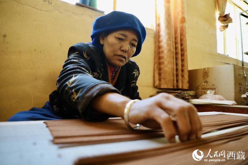 藏香廠的工人們堅持手工制作藏香。人民網(wǎng)記者 次仁羅布攝