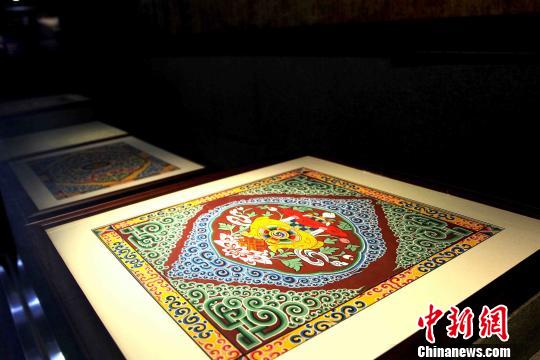 圖為藏式建筑傳統(tǒng)圖案?！?zhí)砀?攝