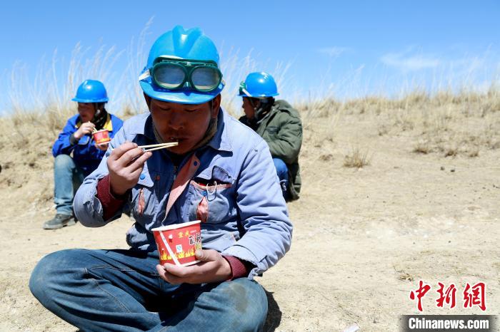 青海藏鄉(xiāng)脫貧致富見聞：“電通了，日子也富裕了”