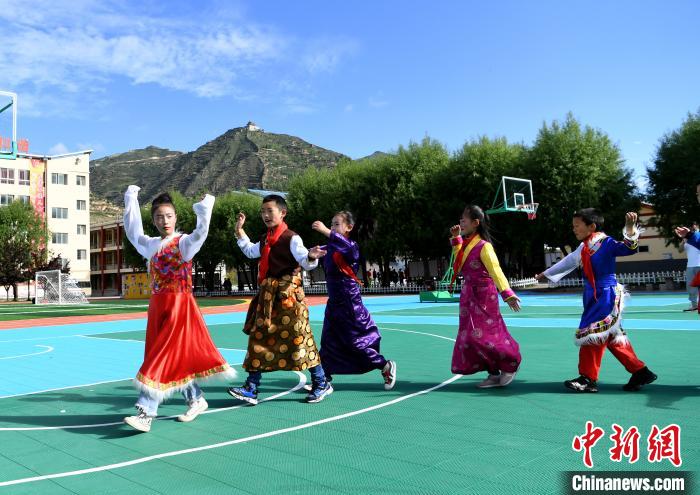 四川松潘一小學開設(shè)“非物質(zhì)文化遺產(chǎn)”文化課程