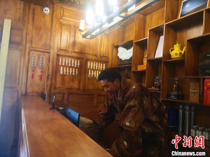 圖為桑杰才讓用電腦處理財務(wù)。　史靜靜 攝