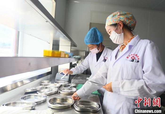 7月下旬，夏河縣人民醫(yī)院醫(yī)生進行手術用具的消毒清潔?！「哒?攝