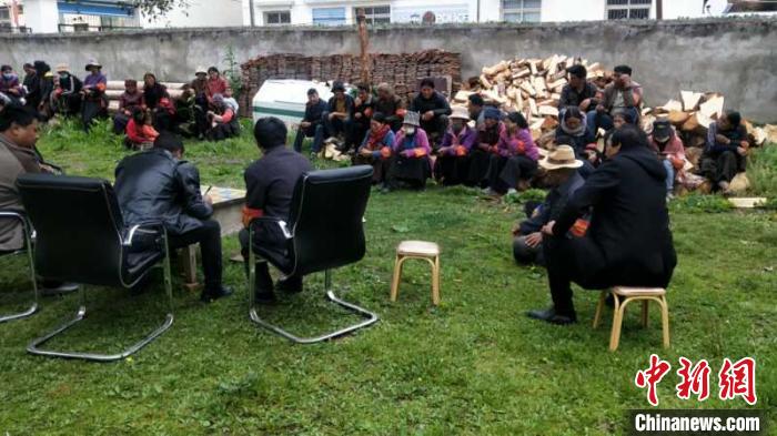 村民接受防火常識(shí)教育。若爾蓋縣林業(yè)和草原局供圖