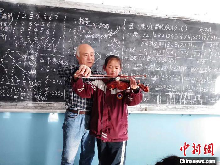 圖為趙興洲教學(xué)生拉小提琴。受訪者提供
