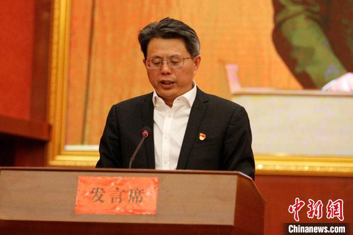 圖為果洛州委常委、副州長、上海市援青聯(lián)絡(luò)組組長馮志勇總結(jié)對口支援十年工作。　果洛州委宣傳部供圖 攝