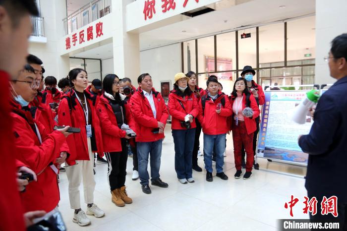 圖為中外媒體采訪三江源國家公園瀾滄江源園區(qū)生態(tài)保護成效?！?zhí)砀?攝