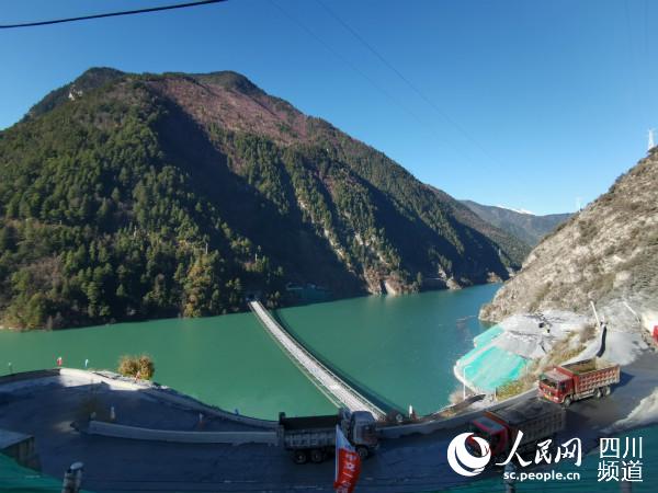 這條單跨353米索道橋，是全國最長的民用重載索道橋，技術(shù)要求高，施工難度極大。僅完成進(jìn)行便道、索道橋施工就用了一年時間。郭瑩 攝
