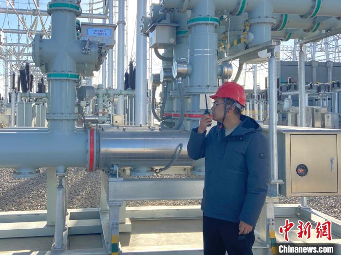 圖為國(guó)網(wǎng)青海檢修公司專業(yè)人員在沙柳變電站驗(yàn)收設(shè)備?！√岂?攝
