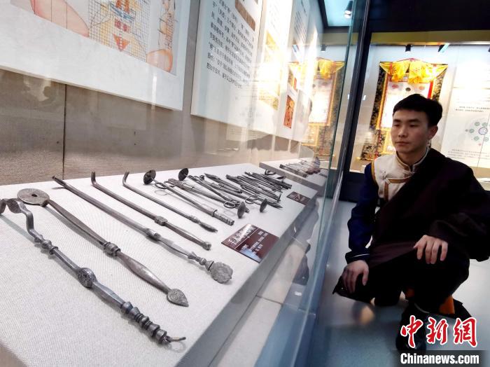 圖為陳展的藏醫(yī)手術(shù)器械?！?zhí)砀?攝
