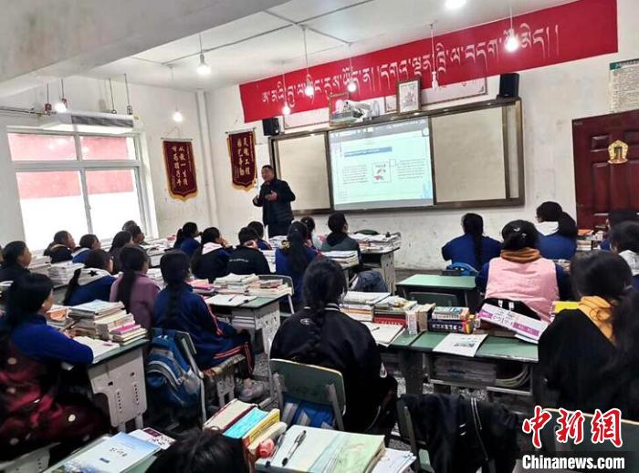 學(xué)生在免費(fèi)輔導(dǎo)班上課?！∧岈敵?攝