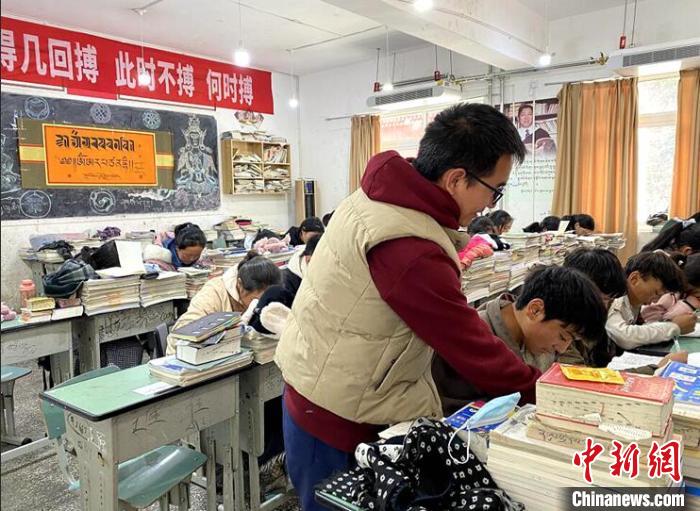 學(xué)生在免費(fèi)輔導(dǎo)班上課?！∧岈敵?攝