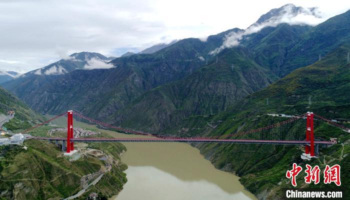 圖為雅康高速瀘定大渡河大橋。　劉忠俊 攝