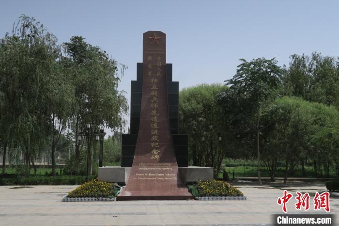 圖為位于于田縣中心的中國(guó)人民解放軍獨(dú)立騎兵師先遣連進(jìn)藏紀(jì)念碑?！畛坛?攝