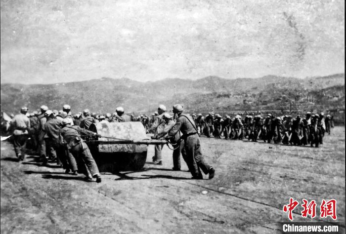 十八軍戰(zhàn)士修建機(jī)場跑道。(歷史圖片由十八軍后代張小康提供，劉炳科翻拍)