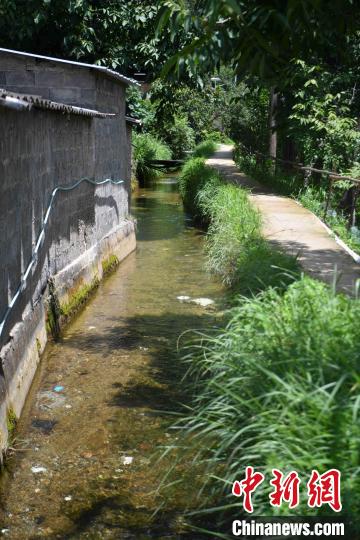 圖為至今仍在流淌的楚援溝?！⑷疥?攝