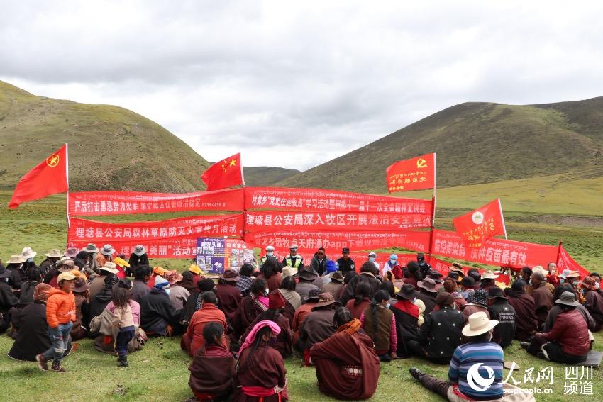 草地上宣講。巴登攝