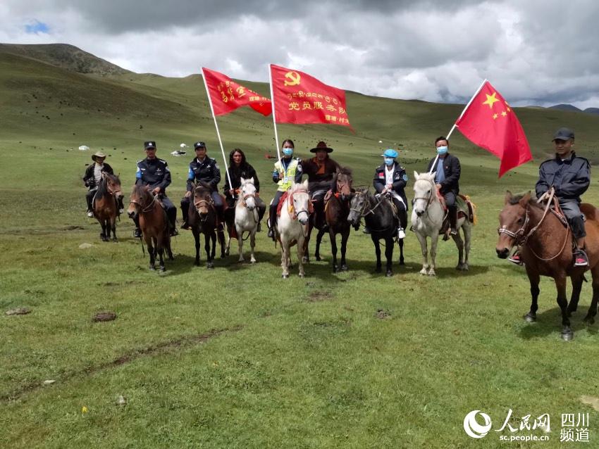 馬背宣講隊。巴登攝