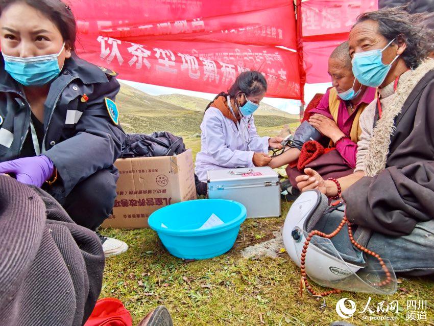 給牧民檢查身體。巴登攝