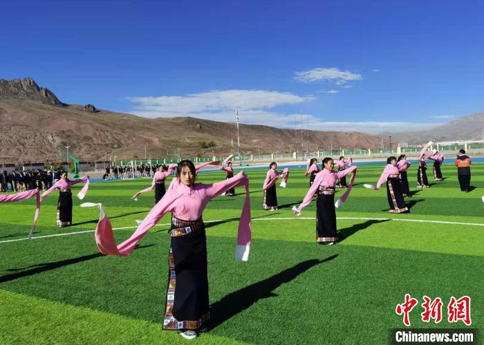 圖為青海師范大學附屬玉樹實驗學校學生在綠茵場跳起囊謙古舞—卓根瑪?！“讋?攝