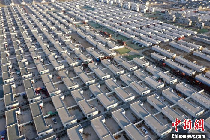 圖為蘭州新區(qū)移民安置區(qū)?！《P 攝