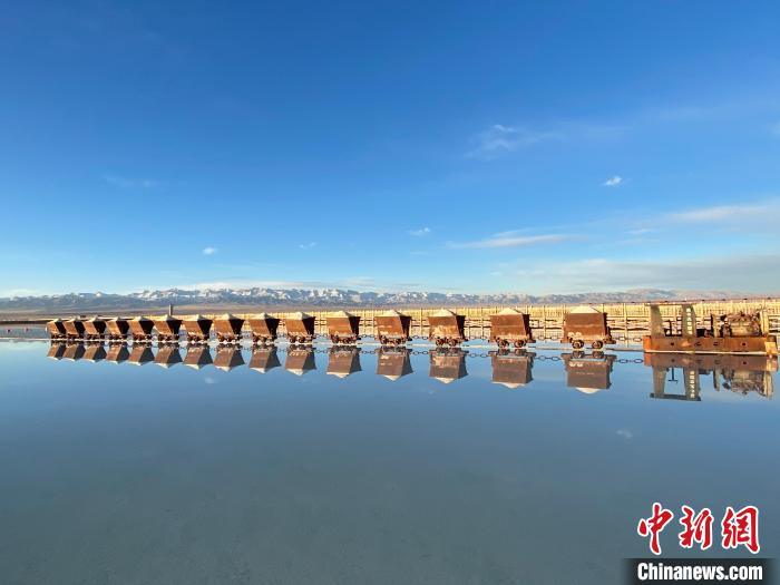 圖為小火車倒影在湖中，湖面如圖明鏡一般?！●R翔 攝