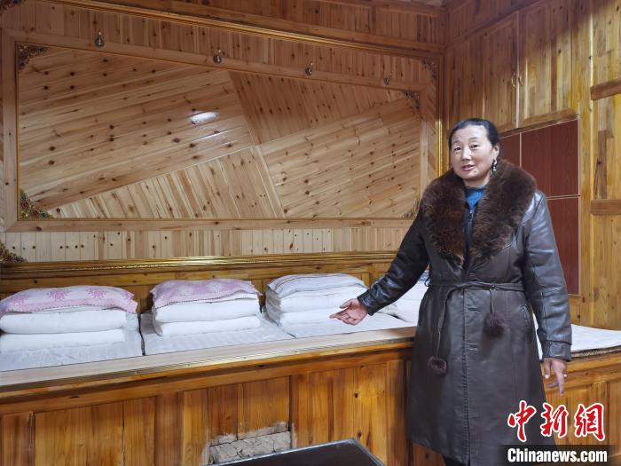 圖為德吉村村民鬧尖措介紹自家農(nóng)家樂?！∑钤鲚?攝