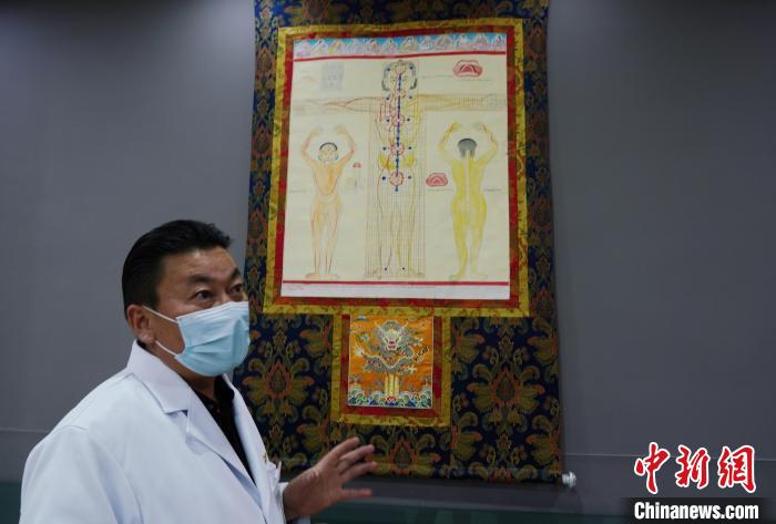 圖為興海縣藏醫(yī)院院長介紹藏醫(yī)四部醫(yī)典詳實圖。　馬銘言 攝