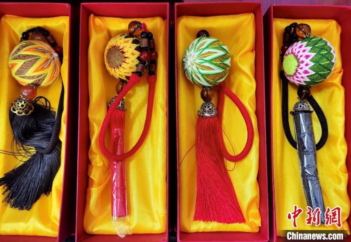 圖為藏繡手工藝品?！∑钤鲚?攝