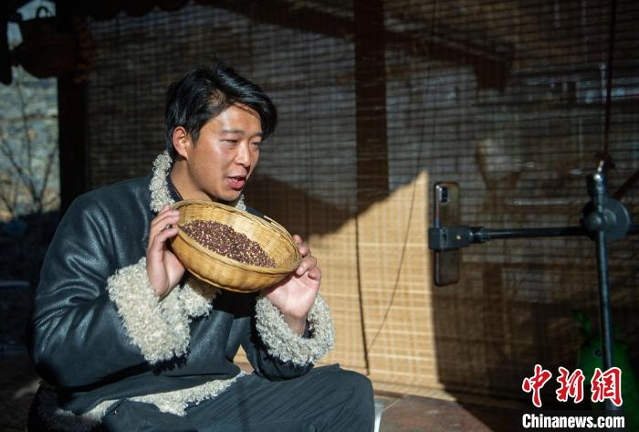 洛桑在鏡頭前介紹家鄉(xiāng)特產(chǎn)。　劉忠俊 攝