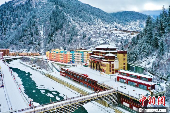 壤塘的雪后美景?！∪捞量h融媒體中心供圖