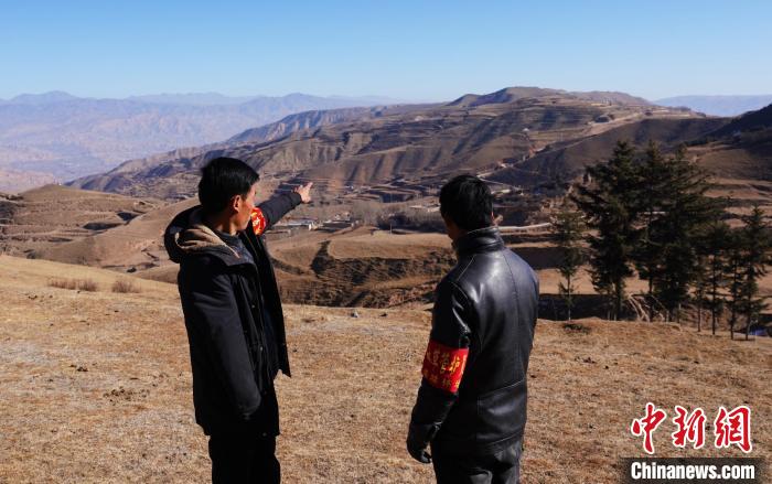 圖為桑杰加(左)和同事望向遠(yuǎn)方?！●R銘言 攝