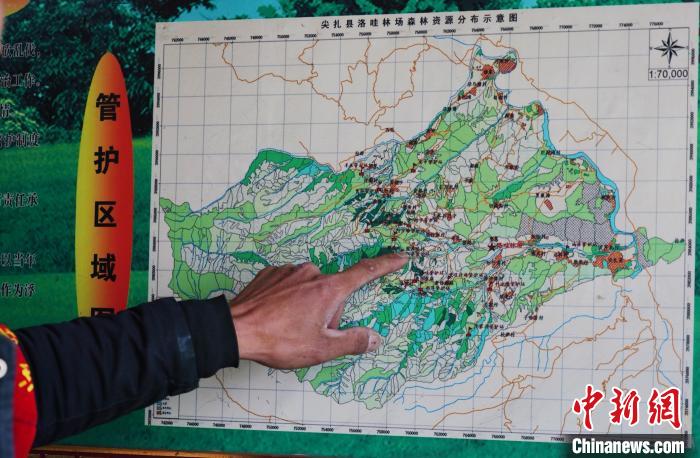 圖為桑杰加介紹管護(hù)區(qū)域分布?！●R銘言 攝