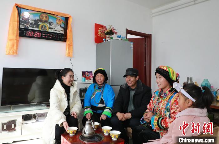 新家是兩層小樓房，一樓布置得充滿現(xiàn)代感，喝著藏式奶茶，一家人聊著今年春節(jié)怎么過。　丁思 攝