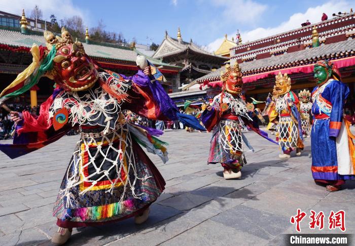 圖為塔爾寺僧侶進(jìn)行“跳欠”儀式?！●R銘言 攝