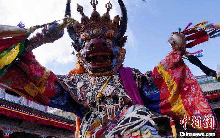 圖為塔爾寺僧侶進(jìn)行“跳欠”儀式?！●R銘言 攝