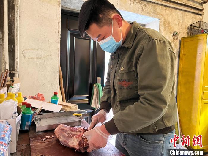 圖為雪豹“奶爸”史壽軍正在準備投喂雪豹的食材?！●R銘言 攝