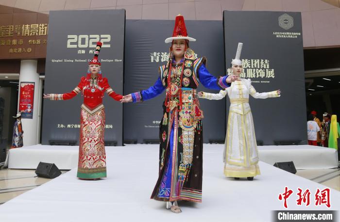 圖為模特展示蒙古族服飾?！●R銘言 攝