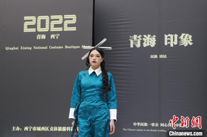 圖為模特展示少數(shù)民族服飾。　馬銘言 攝