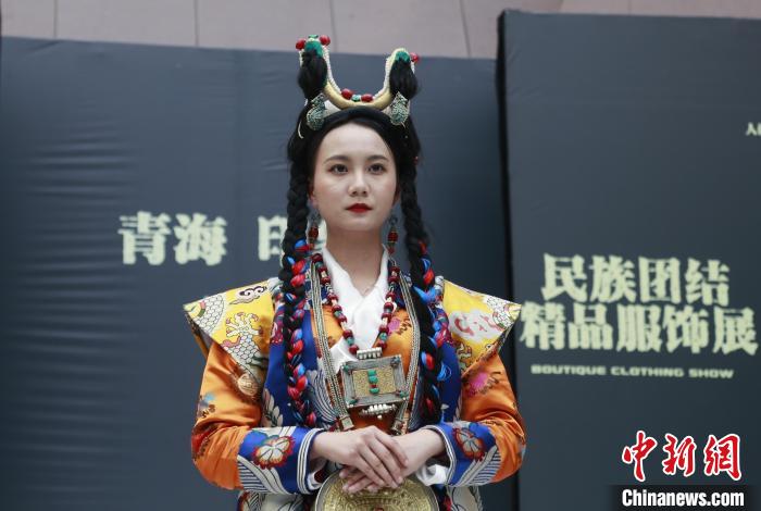 圖為模特展示藏族服飾。　馬銘言 攝