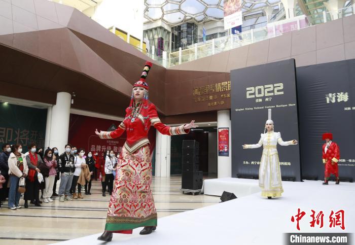 圖為模特身穿民族服飾進(jìn)行走秀。　馬銘言 攝