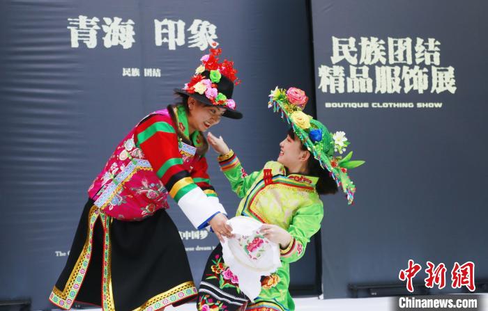 圖為模特身穿土族服飾進(jìn)行“土族刺繡”表演?！●R銘言 攝