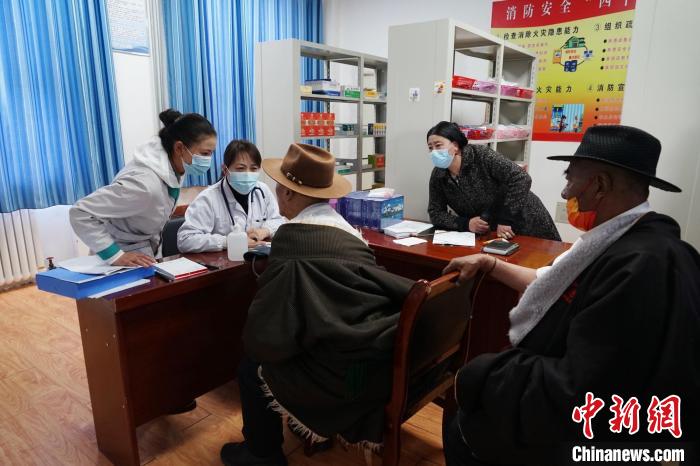 圖為骨科醫(yī)生為敬老院老人們進行集中檢查。　馬銘言 攝