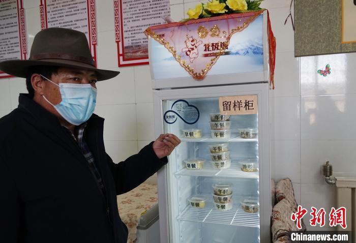 圖為敬老院院長德高介紹，老人們的三餐均有留樣記錄?！●R銘言 攝