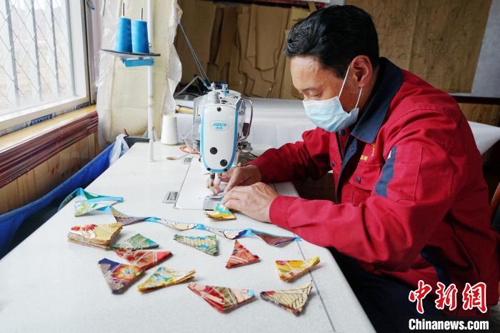 圖為工人正在制作藏式手工藝品?！●R銘言 攝