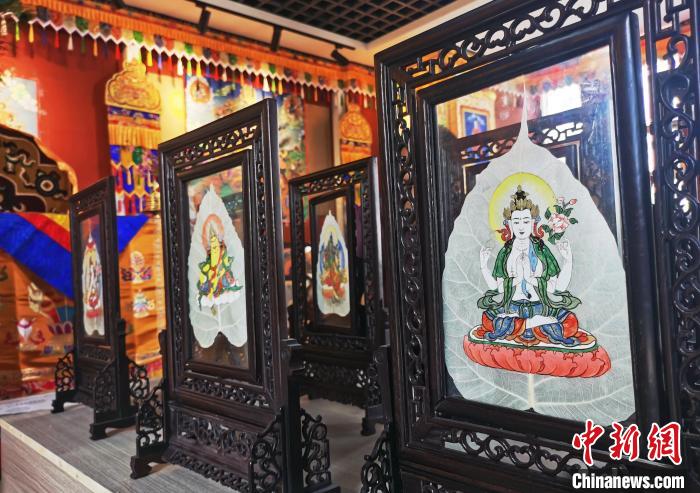 圖為久美尖措創(chuàng)作的藝術品?！?zhí)砀?攝