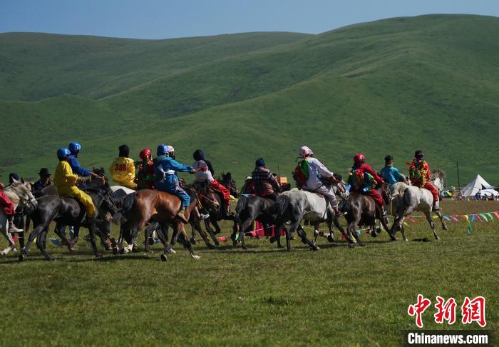 圖為選手進(jìn)行3000米賽馬比賽?！●R銘言 攝