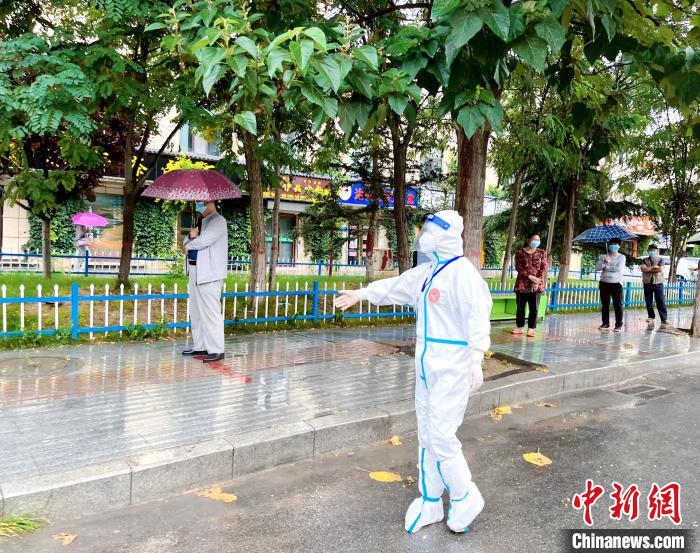 高原小城青海尖扎抗疫見聞：柔肩亦可擔(dān)重任，夫妻檔聞令而動